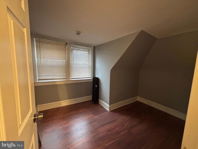 Building Photo - 649 W State St