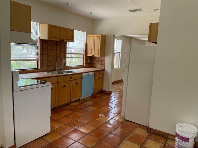 Building Photo - 440 El Vedado