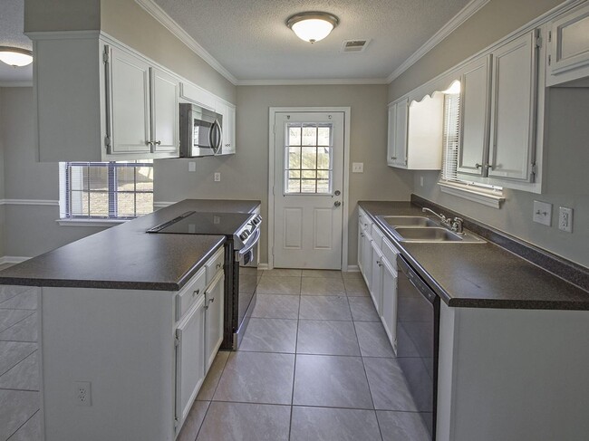 Building Photo - CUTE and updated 3 bed, 2 bath home.