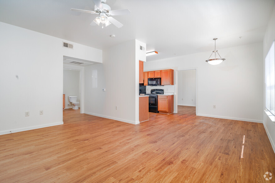 2BR, 2BA - 1079SF - Living Room - Terraces at Cibolo