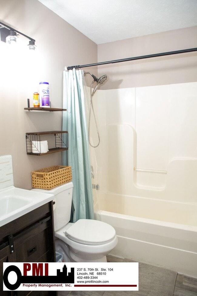 Building Photo - 4 Bedroom and 3 bathroom Fully Furnished
