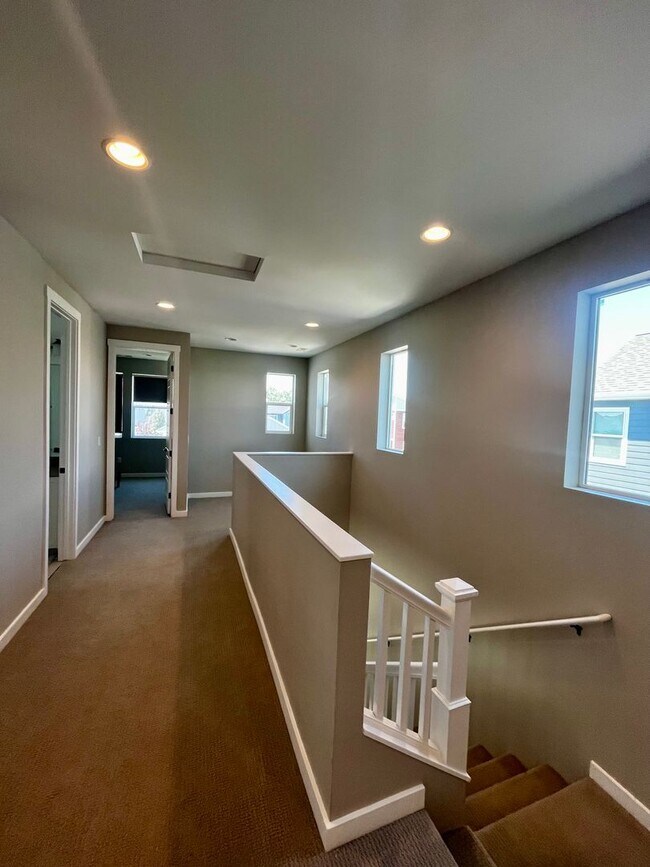 Building Photo - Modern 3-Bedroom Home Close to Gallatin Co...