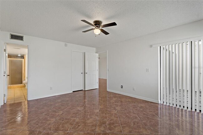 Building Photo - 122 E Cypress Ct