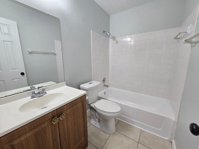 Building Photo - Charming 2 Bed / 1 Bath Annual Rental in Port Charlotte