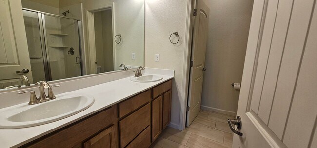 Building Photo - Arbor Villa Town House - Pet on Approval
