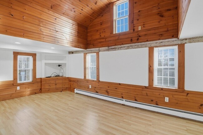 Building Photo - 92 Main St