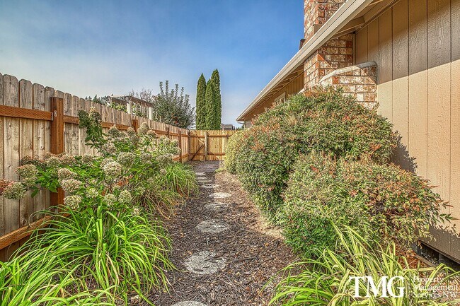 Building Photo - Large Ranch-style home with 3 Bed 2 Bath i...
