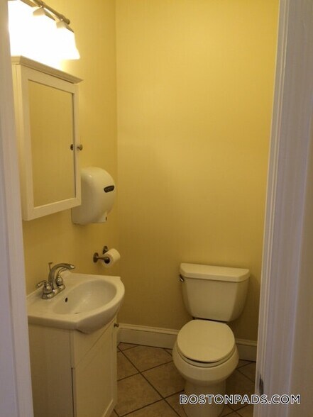 Building Photo - 208 Holland St