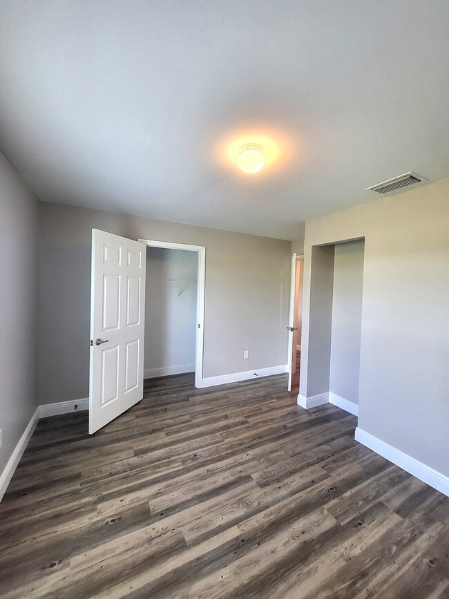 Building Photo - 5012 Dolphin Ct