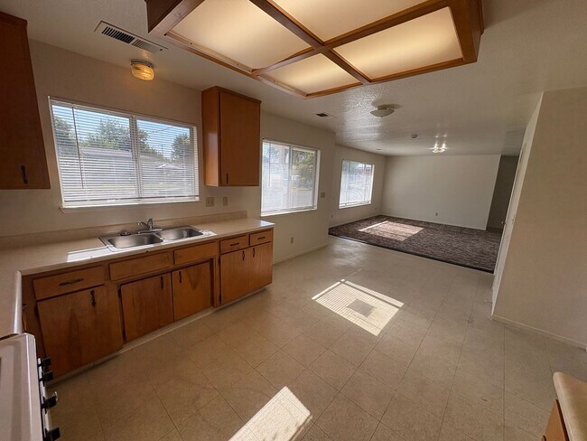 Building Photo - NW Visalia Home with Alley Access Rent Ready!