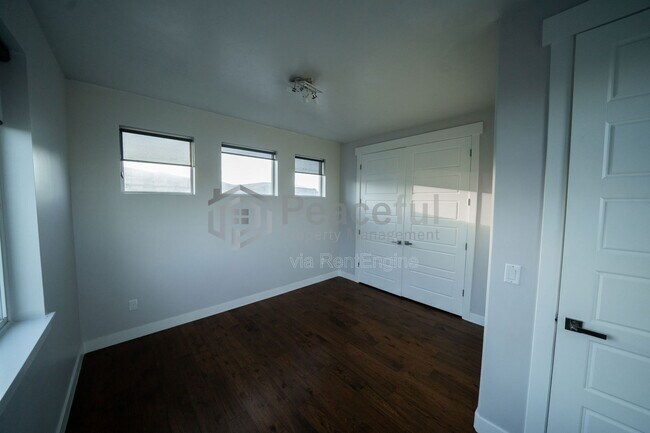 Building Photo - 1867 S Prairie Pond Rd