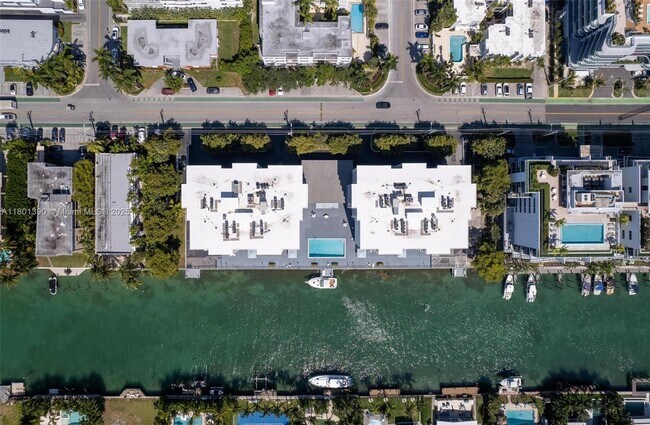 Building Photo - 10000 W Bay Harbor Dr