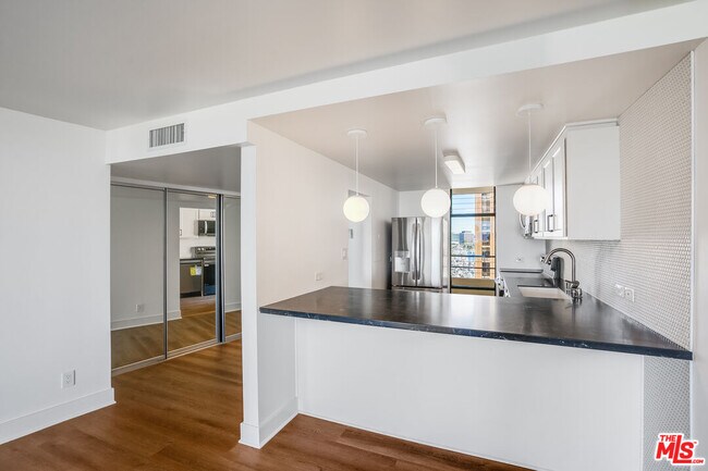 Building Photo - 4265 Marina City Dr