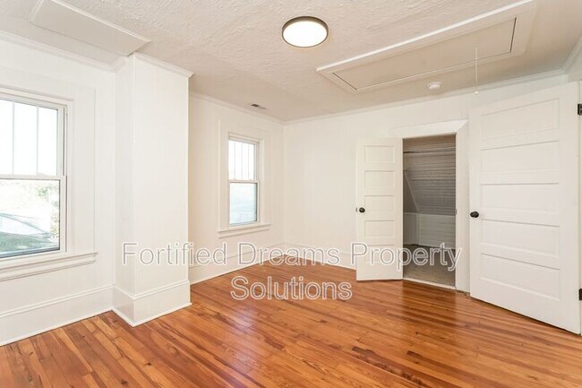 Building Photo - 410 Beaumont St SW