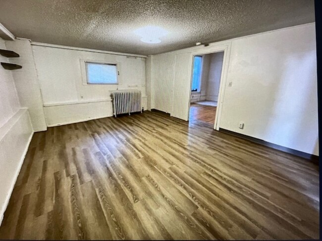 Building Photo - 518 N Van Buren St