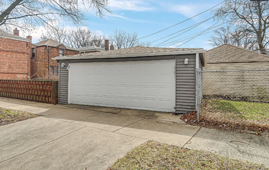 Building Photo - 8900 S Dauphin Ave