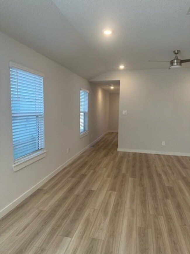 Building Photo - 3 Bedroom, 2 Bath in Midtown Subdivision C...