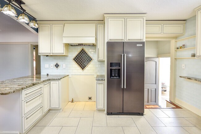 Building Photo - 4 Bedroom 2 Bathroom Home in Salem