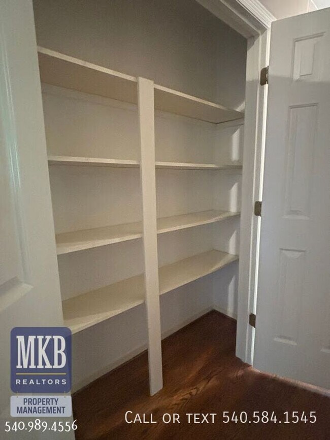 Building Photo - 5175 Lakeland Dr