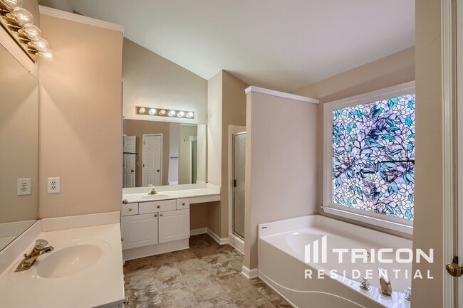 Building Photo - 1315 Bridle Path Dr