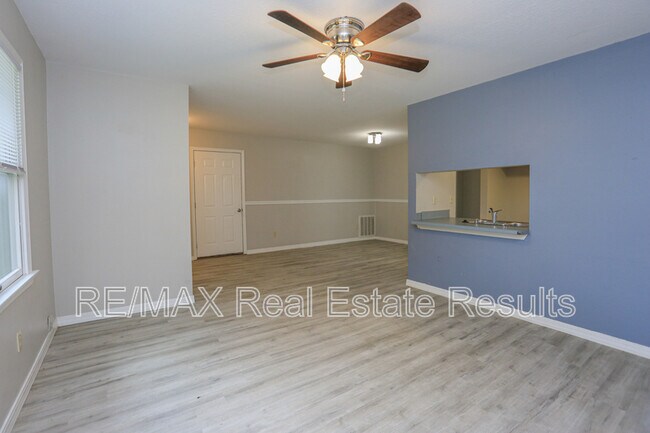 Building Photo - 205 White Oak Dr NE