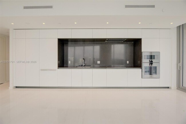 Building Photo - 300 Biscayne Blvd Way