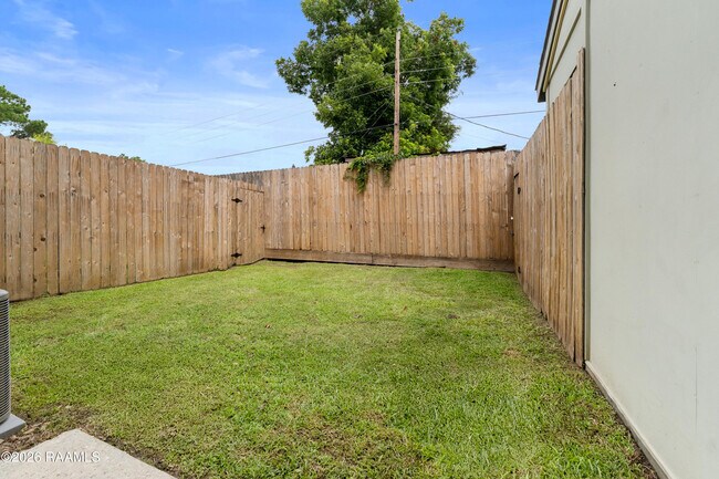 Building Photo - 212 Highland Oaks Ln