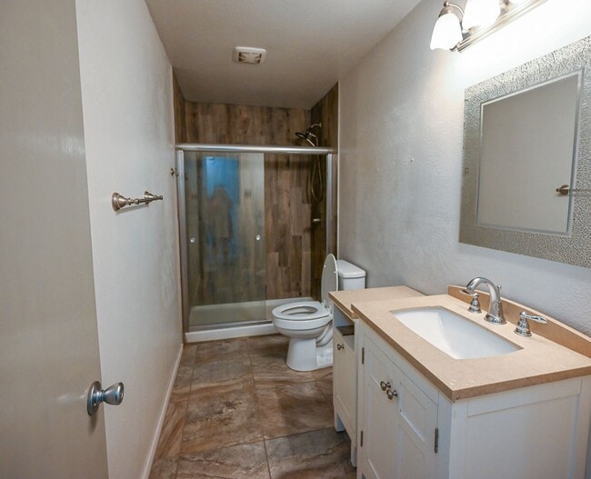 Building Photo - Charming Country Home 2 Bed 1.5 Bath