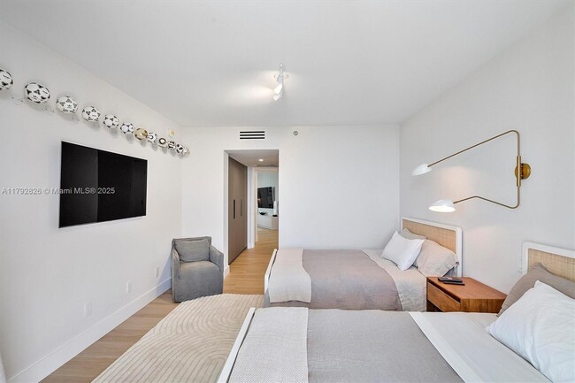 Building Photo - 2127 Brickell Ave