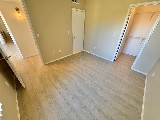 Building Photo - BEAUTIFUL 2 BEDROOM 2 BATHROOM 2ND STORY C...