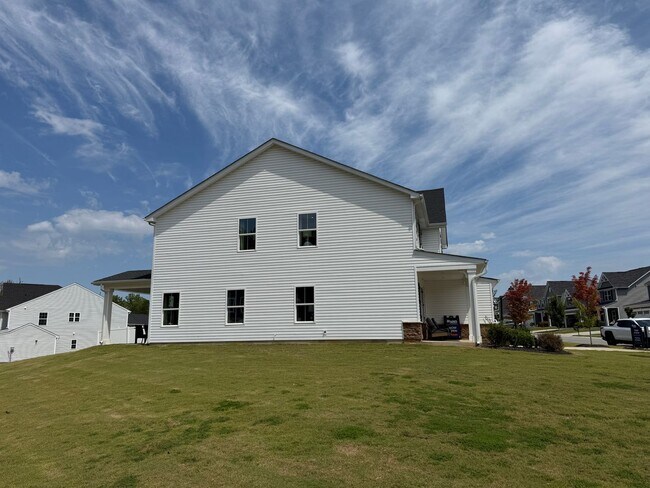 Building Photo - Never loved in Model Homes