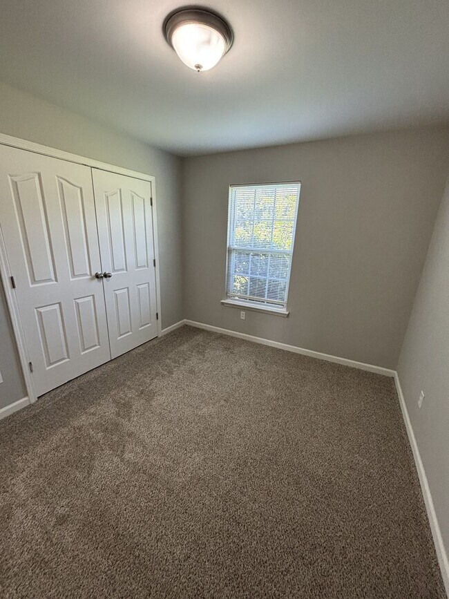 Building Photo - 233 Royal Garden Dr