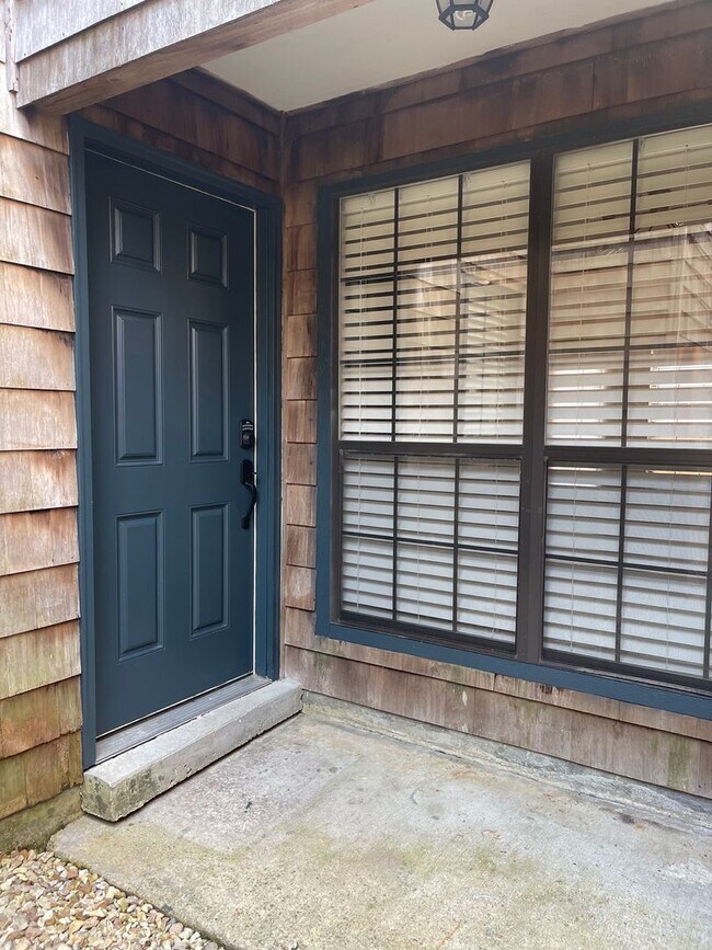 Building Photo - 2 bedroom, 2 bathroom, covered parking, Fireplace, Pool