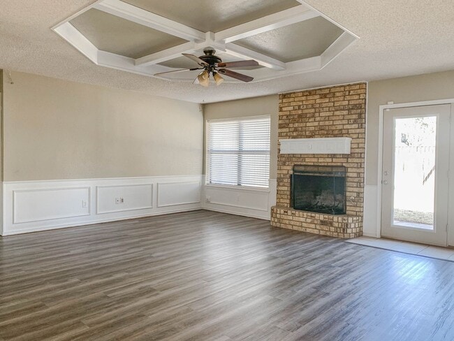 Building Photo - Sweet Spacious Home with a 2-Car Garage!