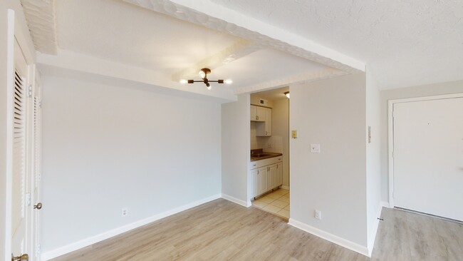 Building Photo - 502 Oak St