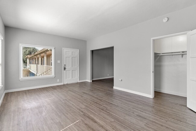 Interior Photo - 2010 Pine Avenue