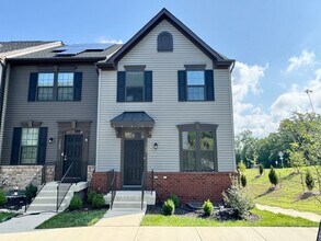 Building Photo - MINUTES TO DOWNTOWN FREDERICKBURG AND VRE ...