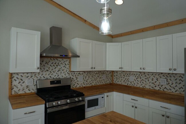 Building Photo - 3 Bedroom 2 Full bathrooms w/ Bonus room in Richlands!