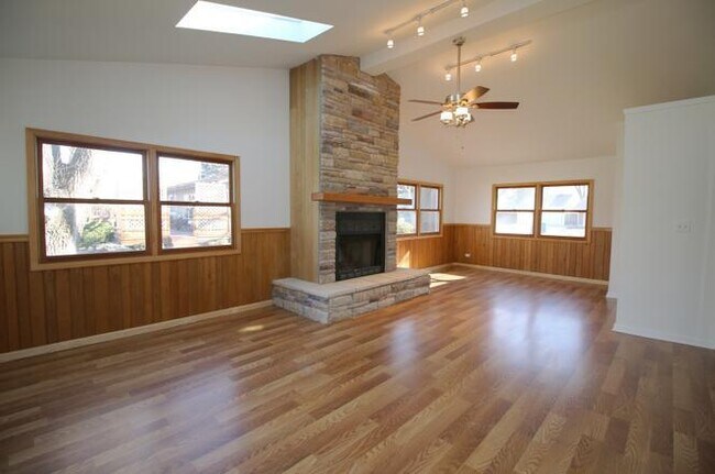 Building Photo - 460 E Thacker St