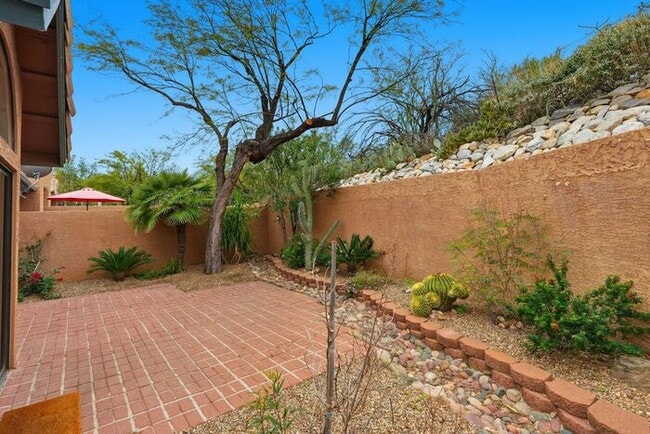 Building Photo - Bright & Peaceful Living in Oro Valley’s Gated Stoney Canyon