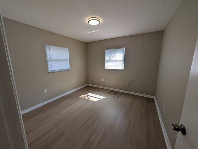 Building Photo - 3606 E Comanche Ave