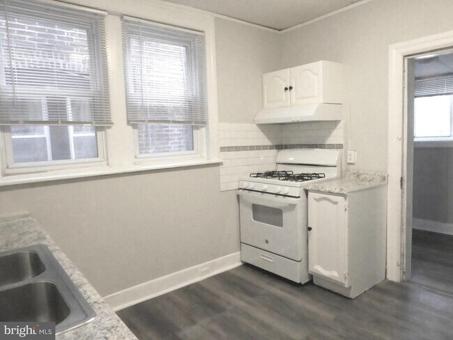 Building Photo - 1213 S 54th St