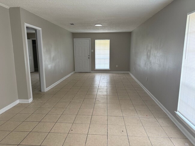 Building Photo - 2BR 1 Bath in Central.