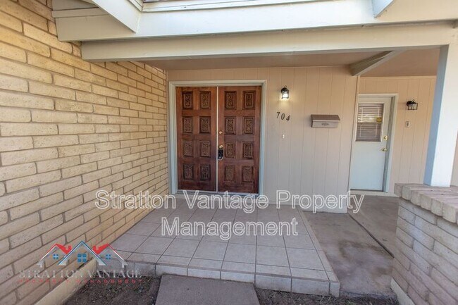 Building Photo - 704 E La Jolla Dr