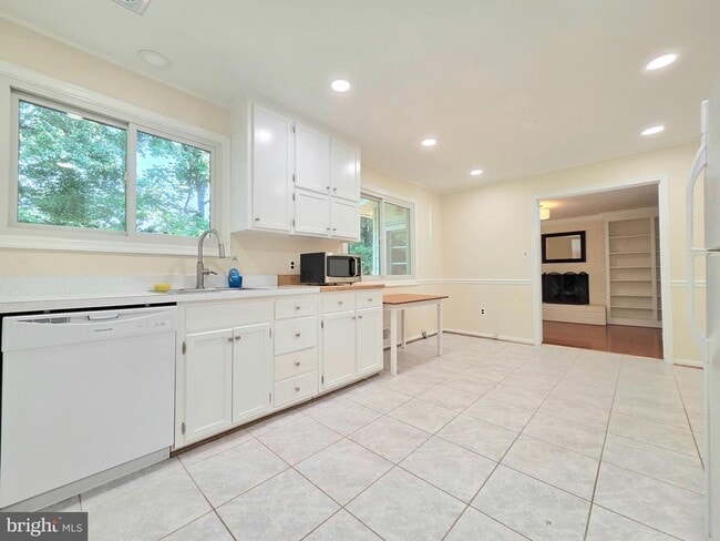 Building Photo - 111 Tamarisk Ct