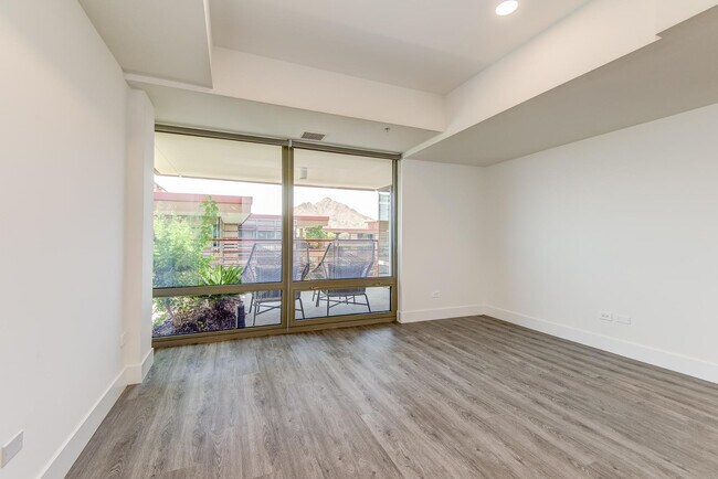 Building Photo - 7137 E Rancho Vista Dr