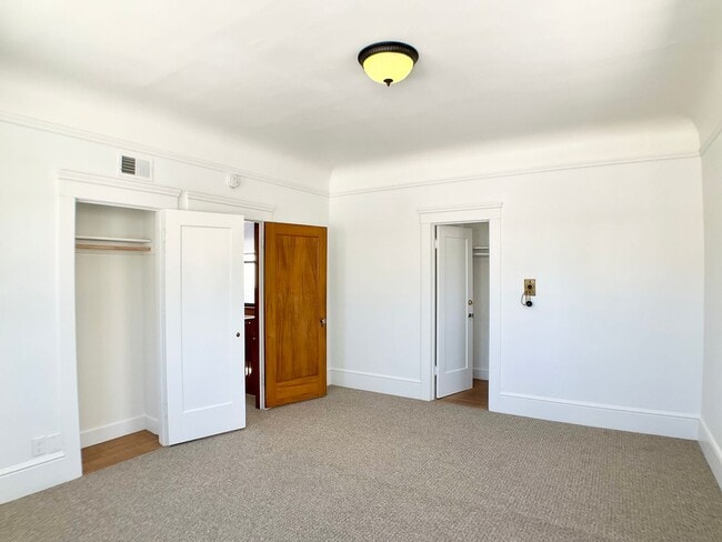 Building Photo - Stunning Multi-Level 4/2.5 W/ Dining Room....
