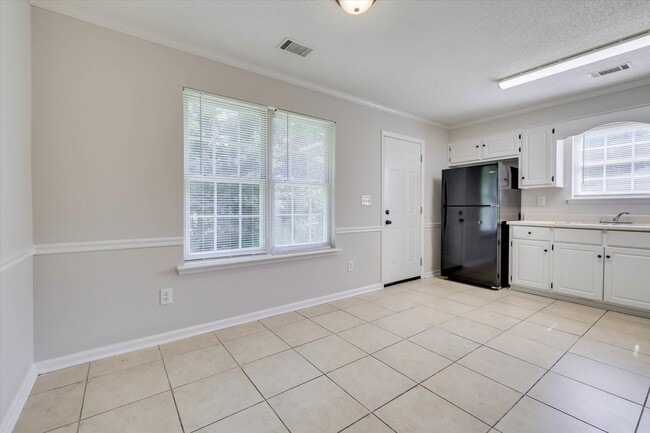Building Photo - 2811 Bennington Dr