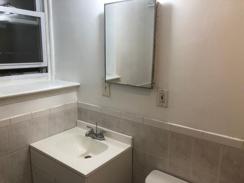 Building Photo - 132 Voss Ave