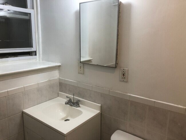 Building Photo - 132 Voss Ave